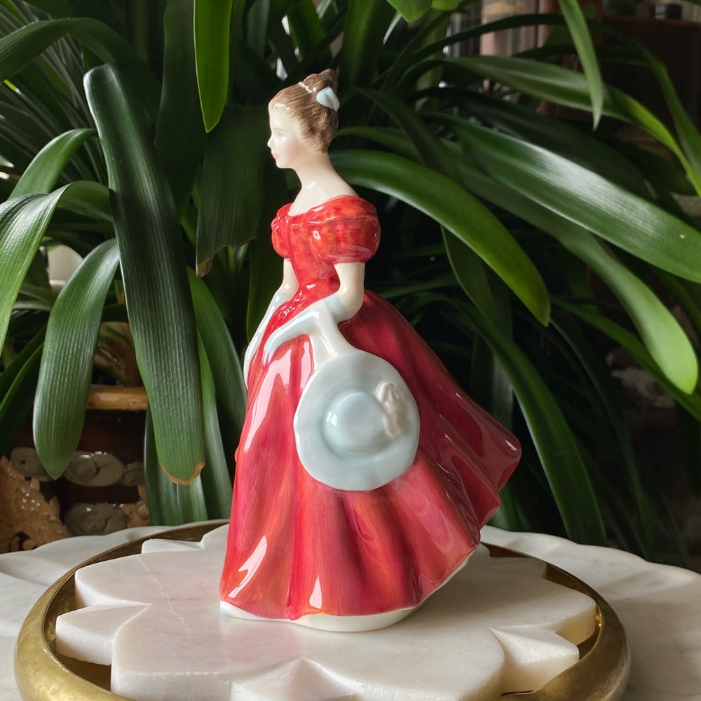 Royal Doulton Winsome Porcelain Hand Decorated Figurine - Original Sticker Tag - Picture 4 of 10